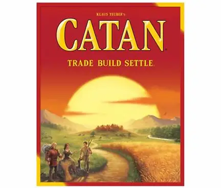 Pudełko gry planszowej Catan zdobi ilustracja zachodu słońca, klasycznej gry strategicznej o handlu i osadnictwie.